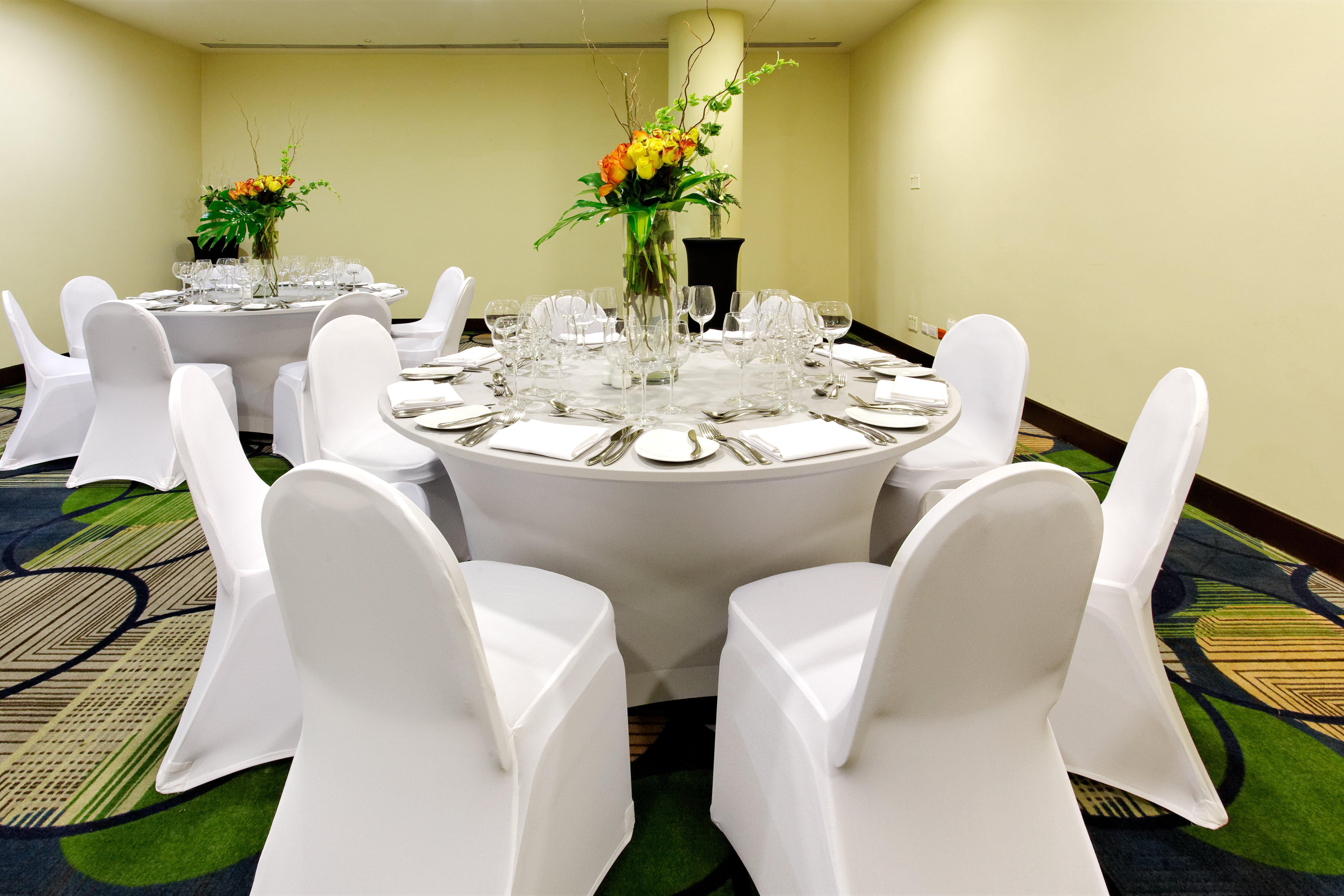 Holiday Inn Santo Domingo By Ihg Dış mekan fotoğraf A table set for a formal dinner