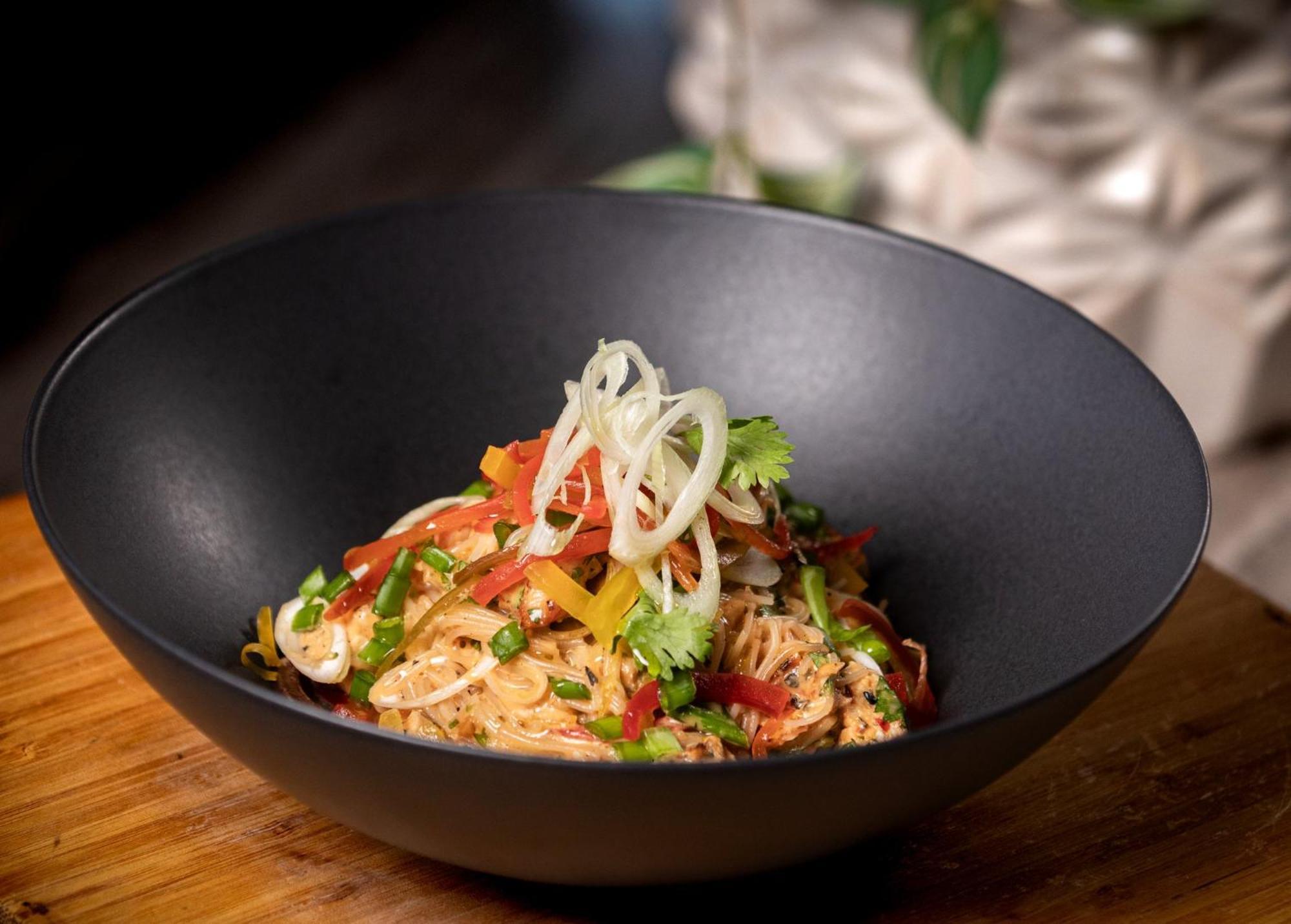 Holiday Inn Santo Domingo By Ihg Dış mekan fotoğraf A bowl of Thai peanut chicken