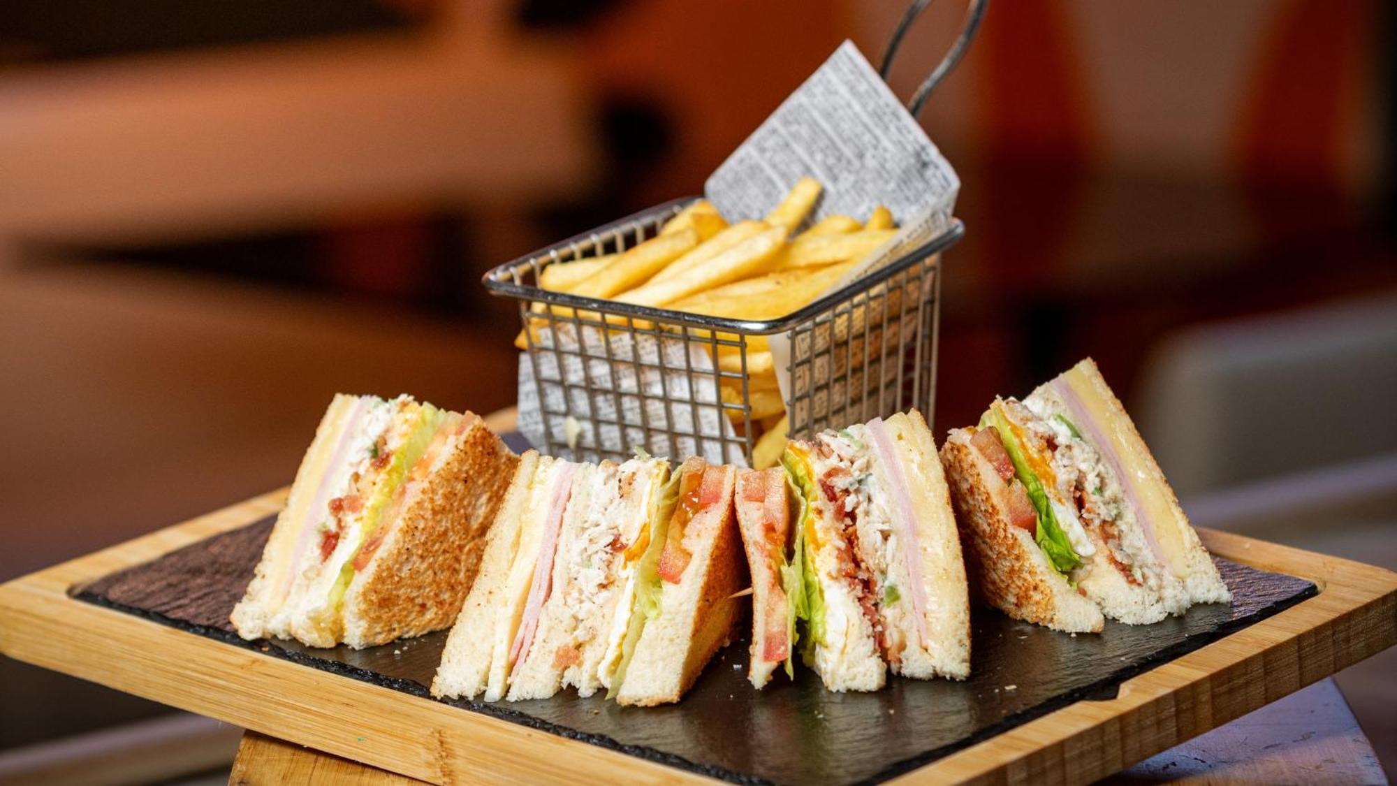 Holiday Inn Santo Domingo By Ihg Dış mekan fotoğraf A club sandwich with chips