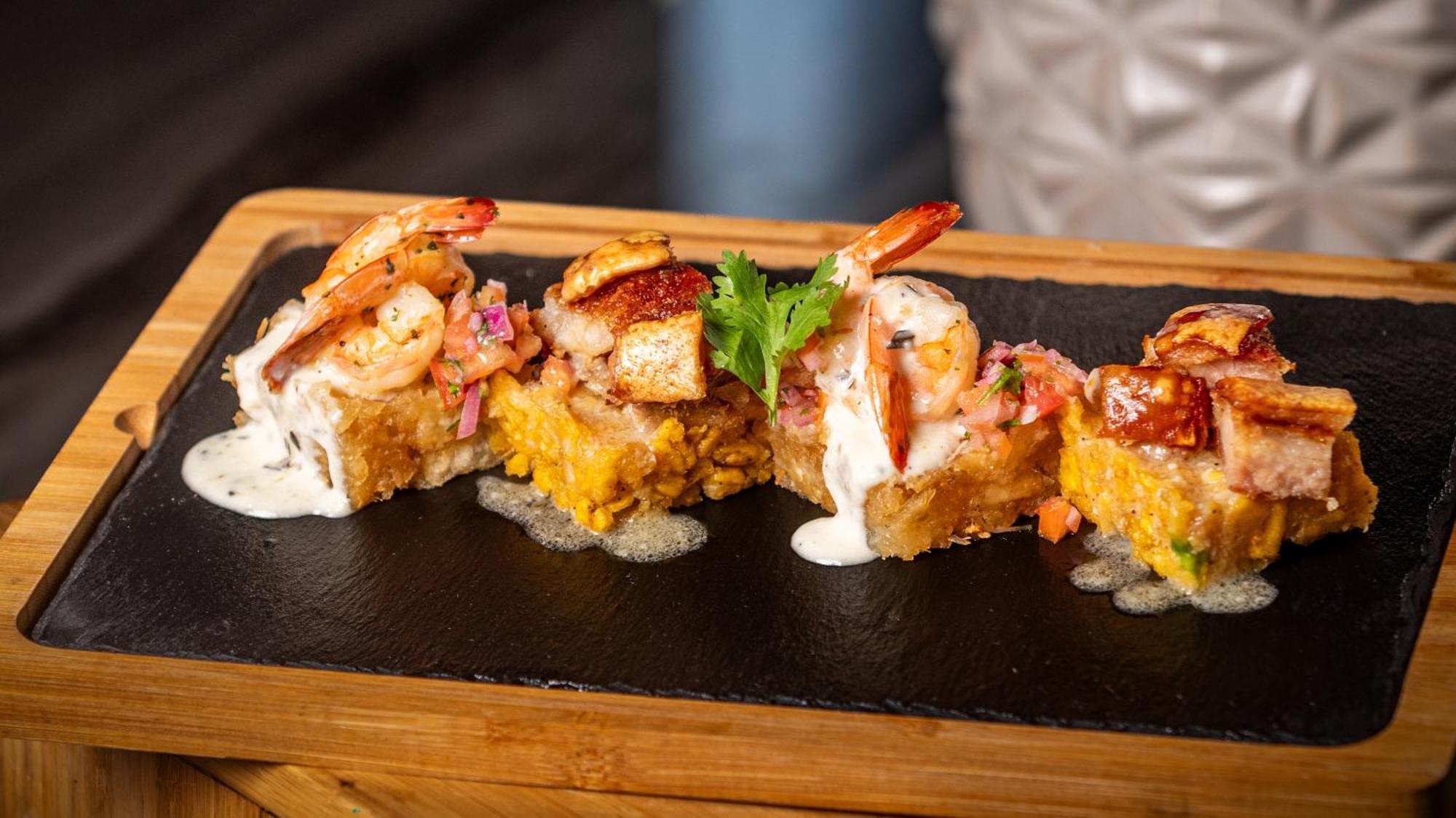 Holiday Inn Santo Domingo By Ihg Dış mekan fotoğraf Shrimp and cornmeal fritter