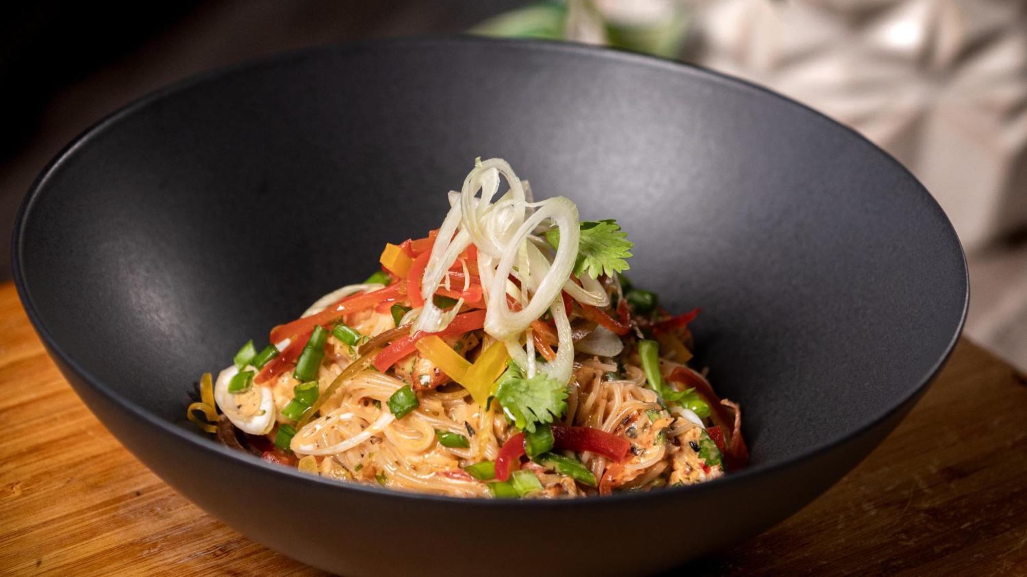 Holiday Inn Santo Domingo By Ihg Dış mekan fotoğraf A bowl of Thai peanut chicken salad