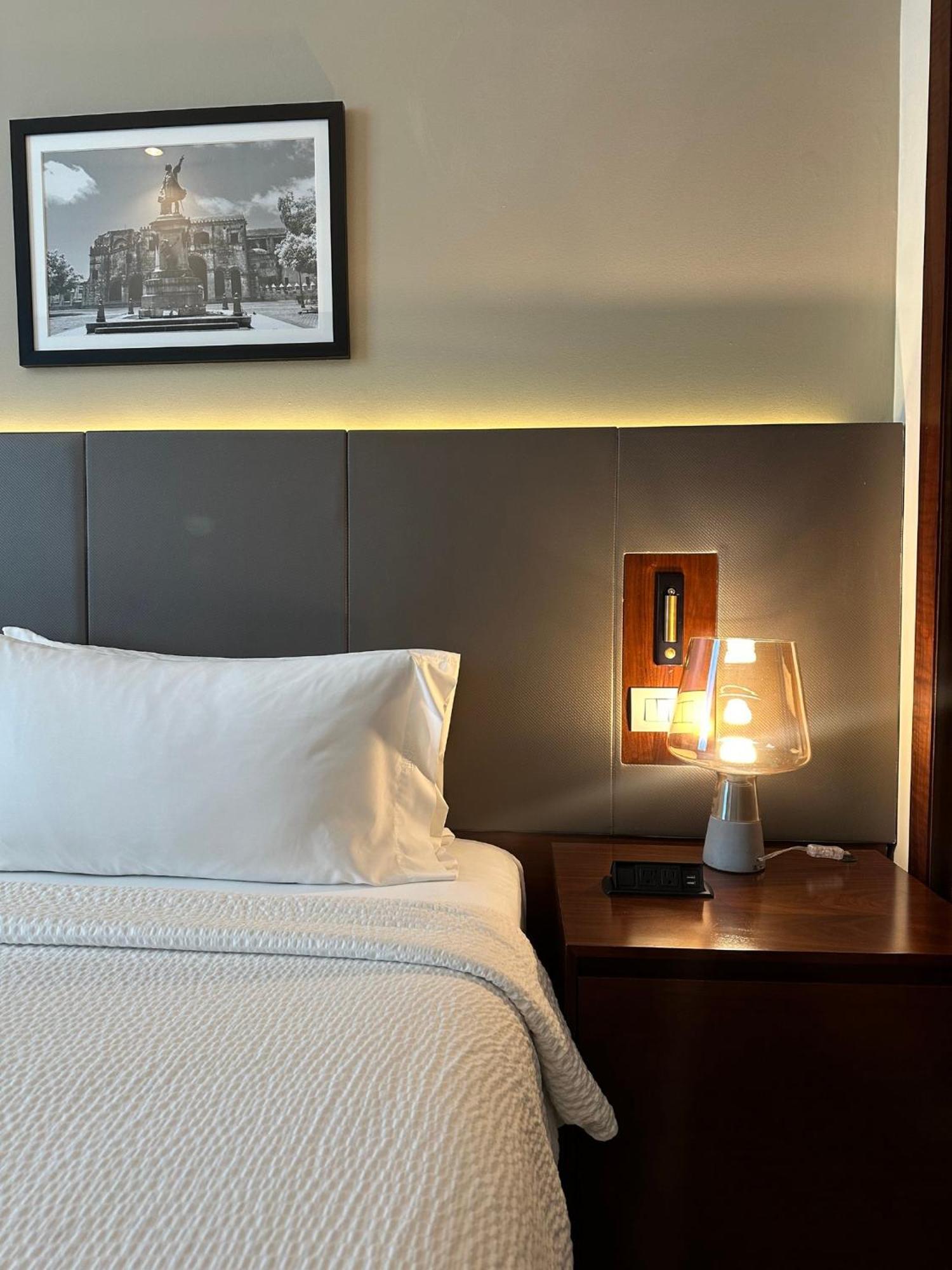 Holiday Inn Santo Domingo By Ihg Dış mekan fotoğraf A bedside table