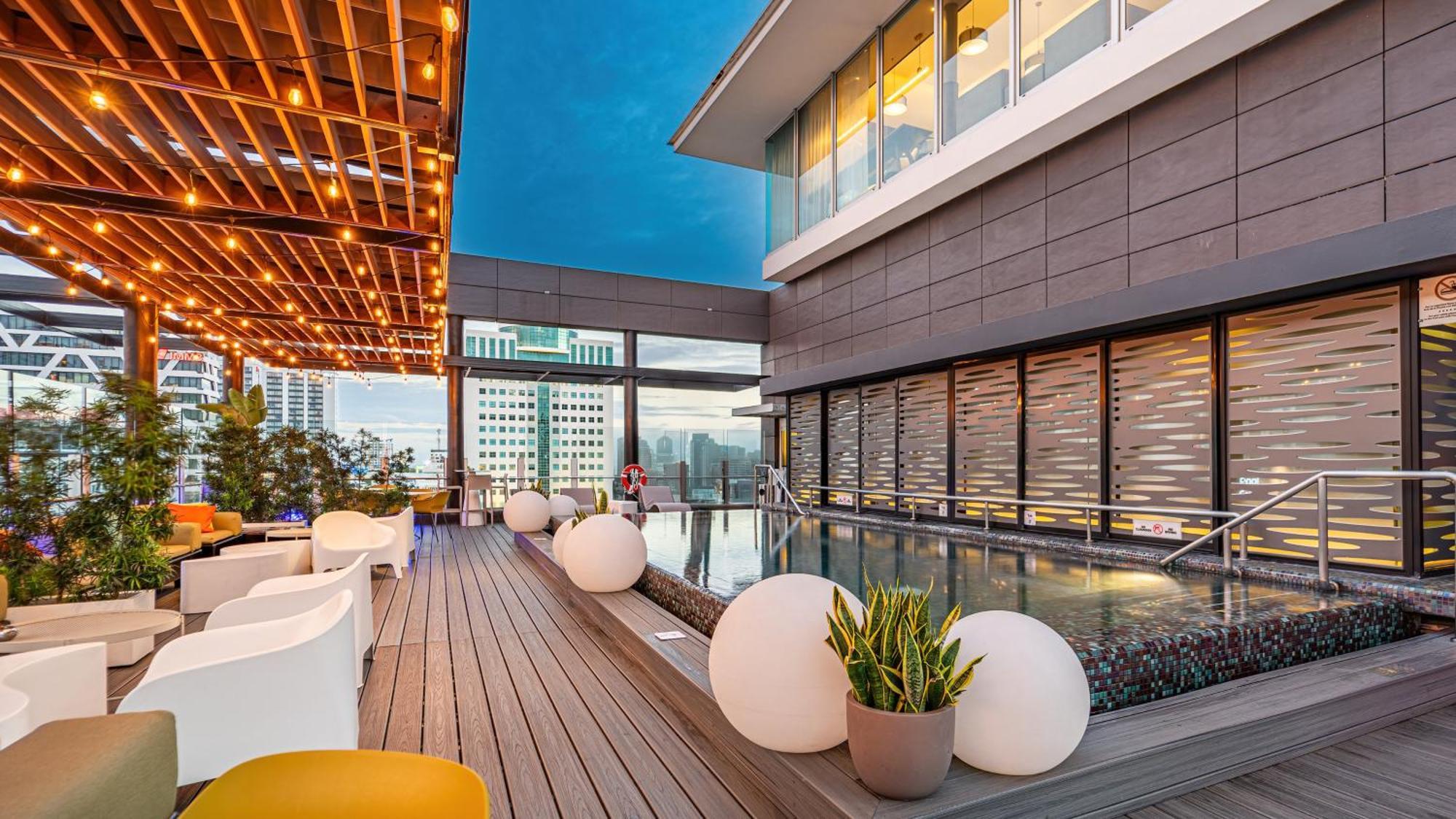 Holiday Inn Santo Domingo By Ihg Dış mekan fotoğraf The rooftop pool at the hotel