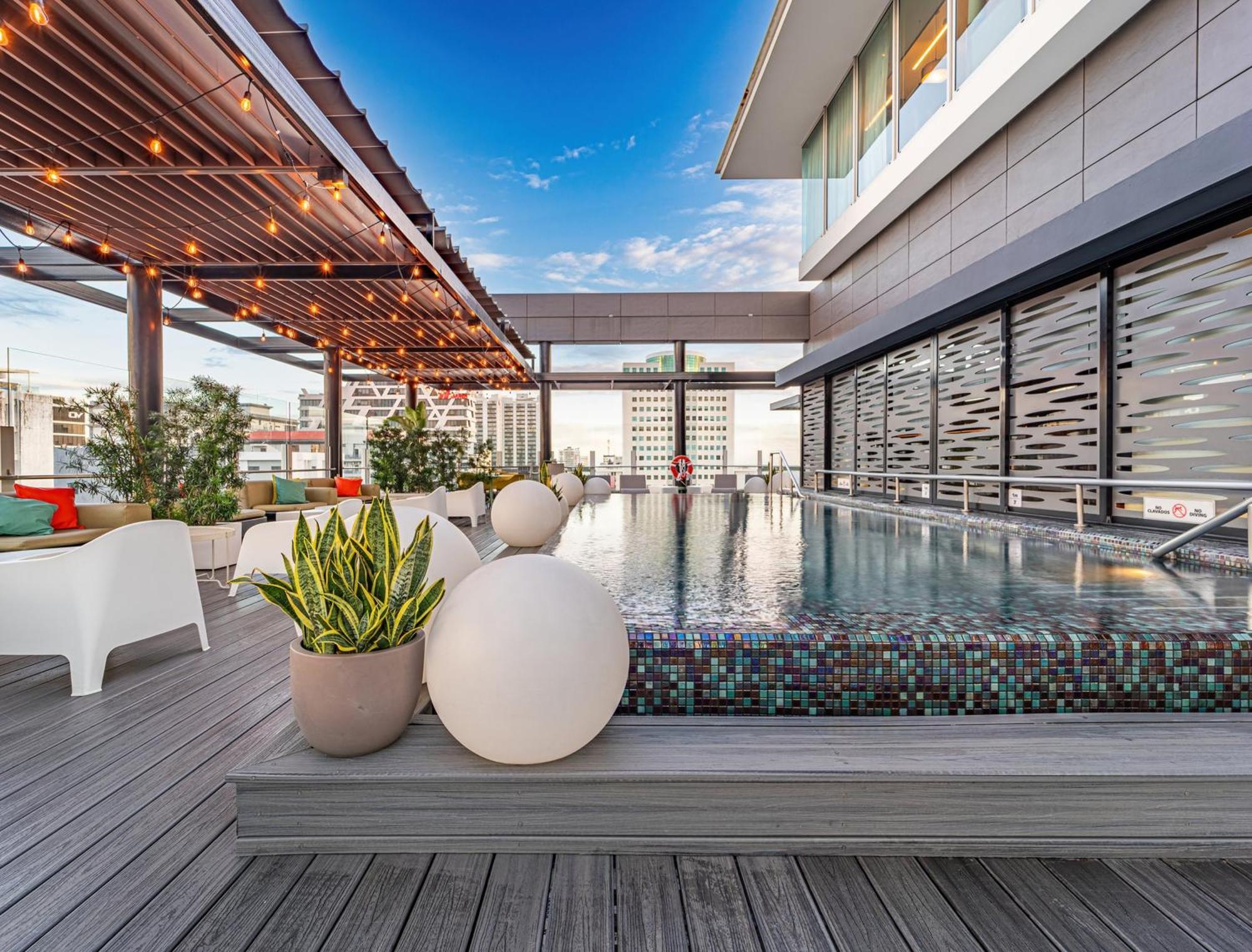 Holiday Inn Santo Domingo By Ihg Dış mekan fotoğraf Rooftop pool at the hotel